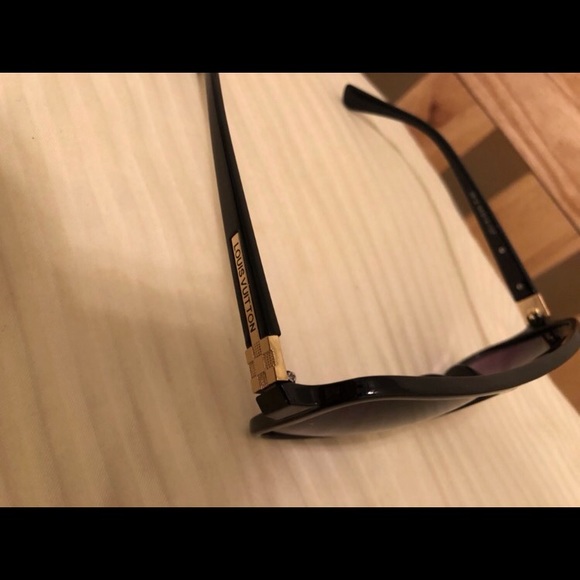 Sunglasses - Picture 4 of 5